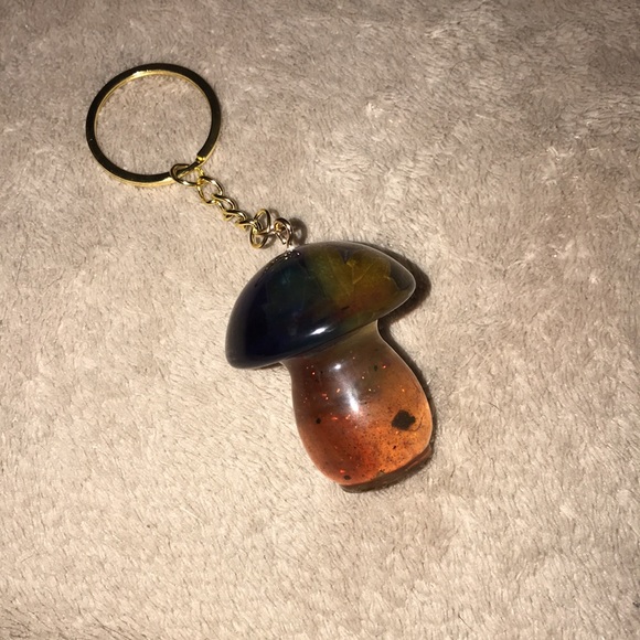 Custom epoxy mini mushroom keychain with clover 🍀 and my favorite leaf - Picture 2 of 7
